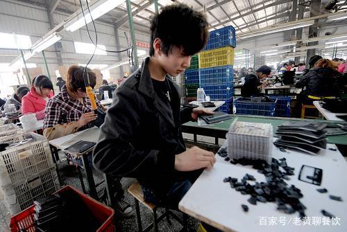 低學歷年輕人 餐廳服務員與流水線的抉擇，何者更優？